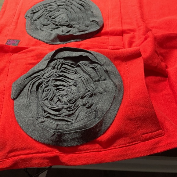 Kidcuteture Charcoal Flower on Apple Colored Pockets Scarf - Picture 2 of 6